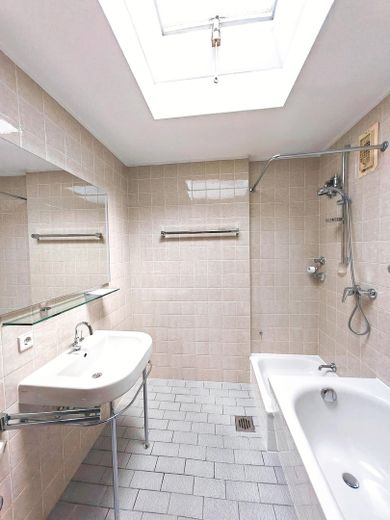 bezugsfreie und helle 3-Zi. Penthouse Wohnung in Schelmenholz – Bad mit Badewanne und Dusche