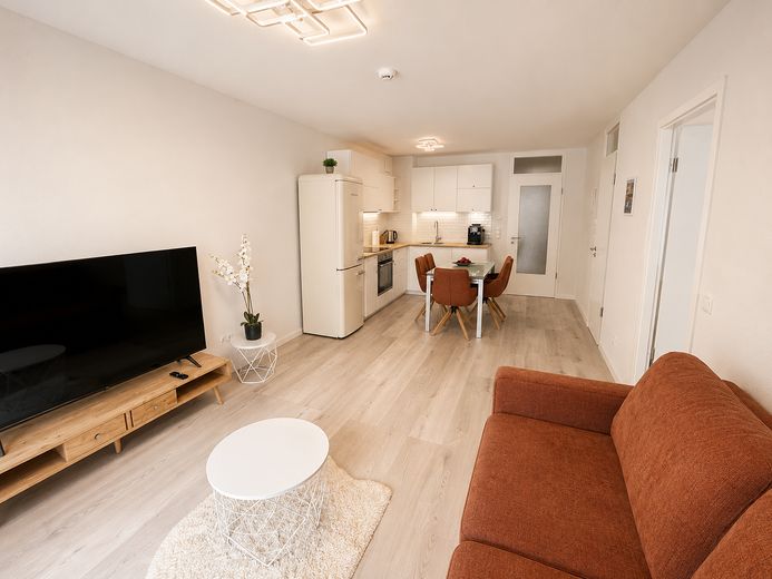 Alexanderplatz: 3 Zimmer, EG, eigner Garten, TG, Möbliert, Doorman – Wohzimmer