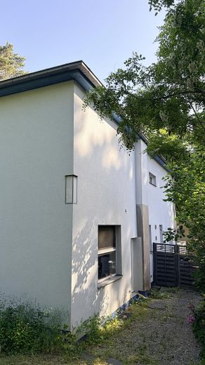 Traumhafte zeitgenössische Immobilie in der ruhigen Villenkolonie Kleinmachnow – Außenansicht Westen
