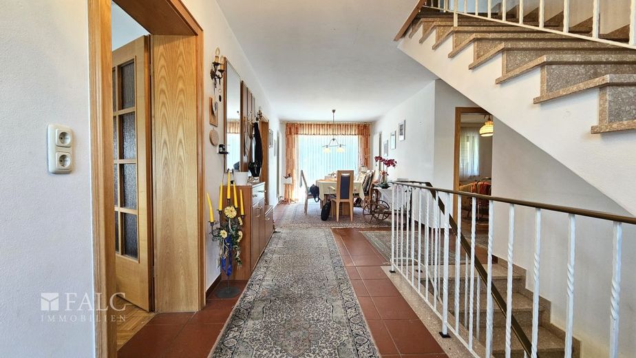Attraktives Einfamilienhaus mit Doppelgarage, PV-Anlage und ausgebautem Keller – Flur