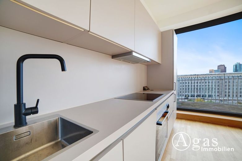 Dachgeschoss mit Panoramablick! Luxus 3 Zimmer Wohnung mit ca. 88m², EBK und Terrasse in Mitte! – Wohnzimmer mit EBK