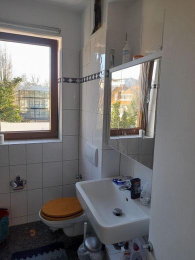 KENTSEL KONFORLU MİMARİ 127 qm, S-Bahn ve Main yakınında, sakin ve engelsiz – Tageslichtbad mit Wanne u Dusc