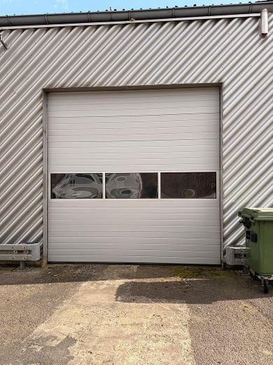 Lagerhalle / Werkstatt mit elektrischem Rolltor, separater Eingangstür & Stromanschluss zu vermieten – Foto 1