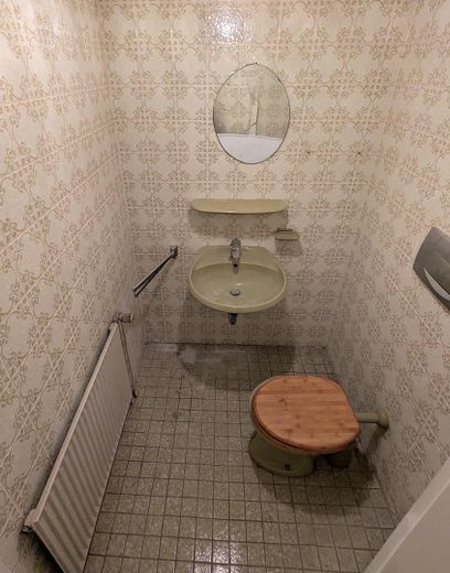 Bungalow adatto alle famiglie, vicino al centro e ben collegato – WC im Keller