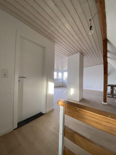 Apartamento con balcón, apto para piso compartido, 4 habitaciones, dúplex, cerca de la estación – oben offene Wohnzimmer