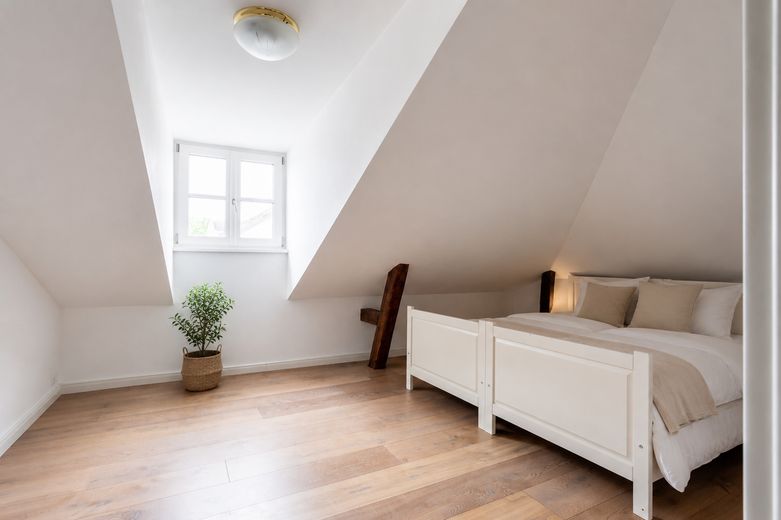 Großzügige Dachgeschosswohnung mit zwei Dachterrassen im Herzen der Altstadt von Laufen – Schlafzimmer 2