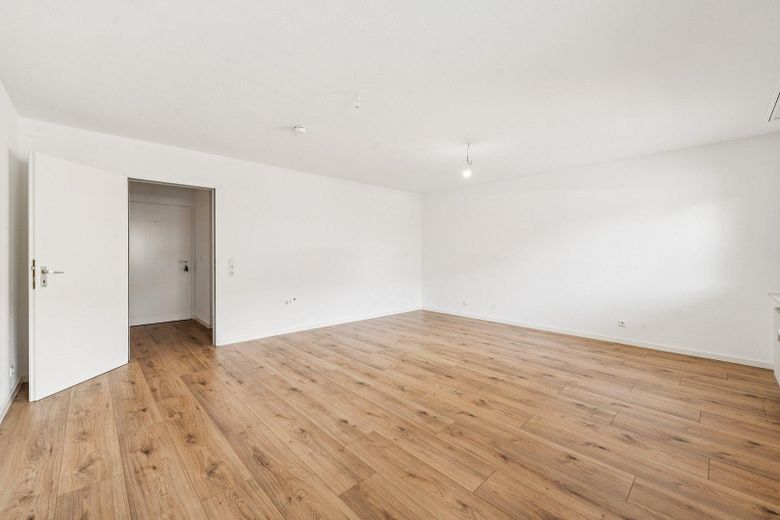 Erstbezug nach Kernsanierung: 2,5-Zi.-Wohnung mit Balkon und TG-Stellplatz (+Aufzug) – Wohnzimmer