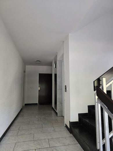 Renovierte 2-Zimmer-Wohnung mit modernem Bad, Balkon, Blick ins Grüne & Aufzug - provisionsfrei – Treppenhaus