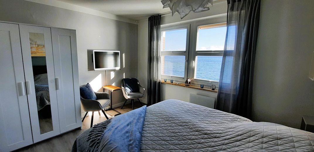 Einzigartige Ferienwohnung mit beidseitigem Ostseeblick-Toplage Orth/Fehmarn-provisionsfrei – Schlafzimmer, Sonne am Morgen