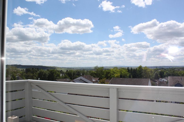 Freistehendes EFH mit Fernblick – Energieklasse B, PV und 2 Einliegerwohnungen – Blick vom Balkon