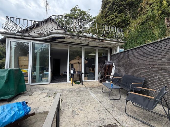 Einfamilienhaus mit Aussicht und großzügigem Waldgrundstück – Terasse 
