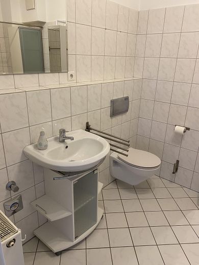 voll gefliestes, modernes Bad