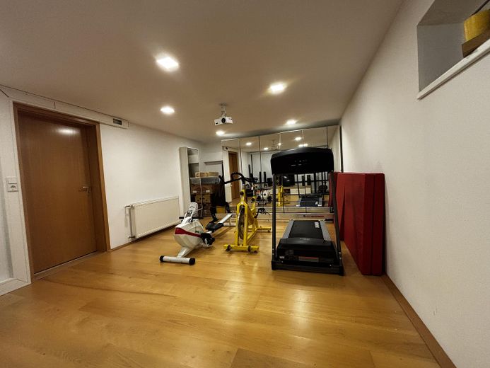 ¡De particular, sin agencia inmobiliaria! Casa adosada intermedia ideal para familias, en una ubicación perfecta y con instalación solar – Hobbyraum
