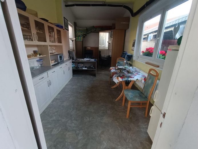 Viel Platz in Güstrow 190 m², großes Grundstück, Pool & Werkstatt – Küche und Abstellraum Poolhaus