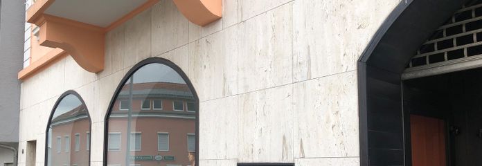 🚀 Ihr neues Gewerbe mit Charakter: Hohe Decken, riesige Schaufenster & maximale Flexibilität! – Fenster und Eingang