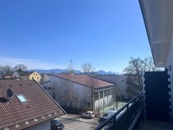 Gepflegtes 1-Zimmer-Penthouse Apartement mit großem Balkon in Rosenheim - Anfragen nur per Mail – Schöner Ausblick