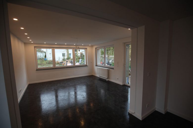 श्वेंटिन के पास वांछनीय स्थान पर बिना कमीशन वाला अर्ध-अलग घर – Wohn- und Essbereich