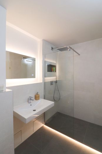 Appartamento completamente ristrutturato con cucina componibile, due terrazze ed esposizione a sud, da privato – Badezimmer