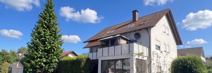Geräumiges Zweifamilienhaus mit idyllischem Garten und Doppelgaragen