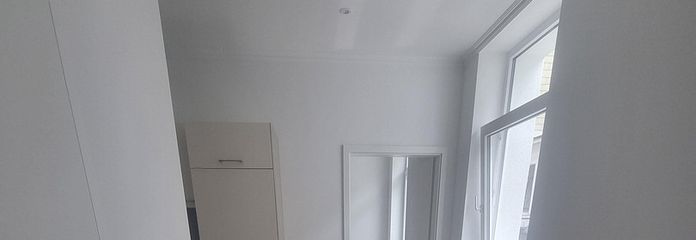Appartamento di 2 locali con cucina componibile e lavatrice.