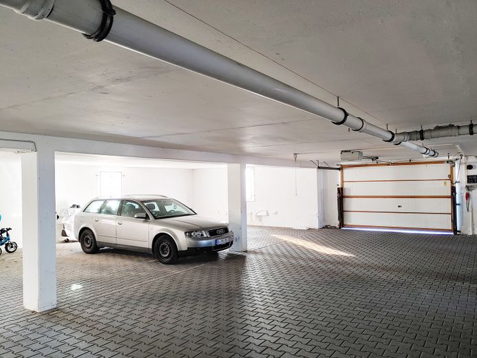 Avis aux investisseurs : duplex habité et meublé de 4 pièces avec cuisine, salle de bains et WC supplémentaires, dans un quartier calme proche du centre – TG Stellplatz mit Auto