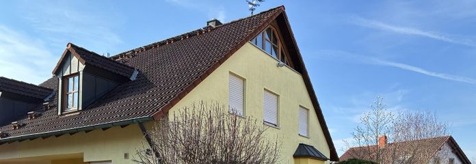 Maison jumelée adaptée aux familles avec jardin, sauna, studio et sous-sol à Stegaurach – Außenansicht Straße