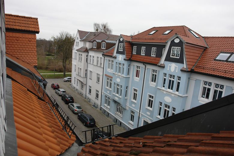 nahe Schillerpark, 2 Zi - Dachgeschoss - auf Wunsch mit Möbeln – Blick aus dem Schlafzimmer zum