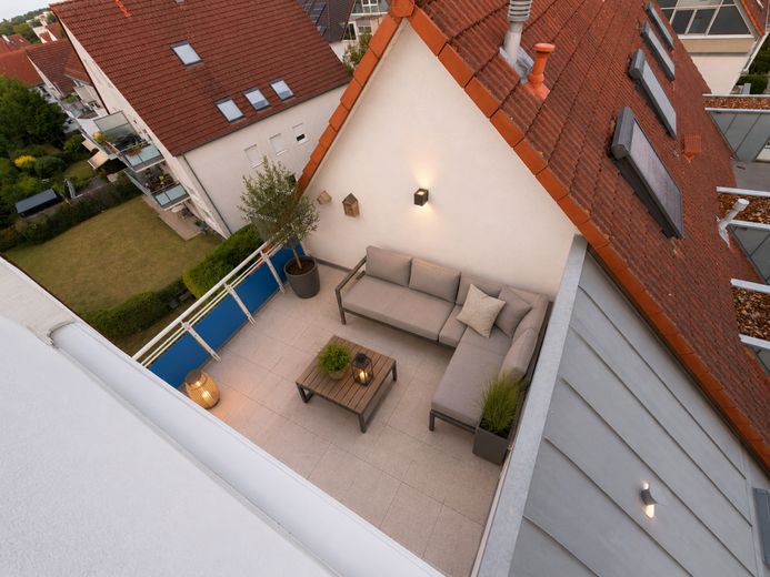 *Schöne DG-Maisonnette-Wohnung mit Fernblick* – Südterrasse mit Dekobeispiel