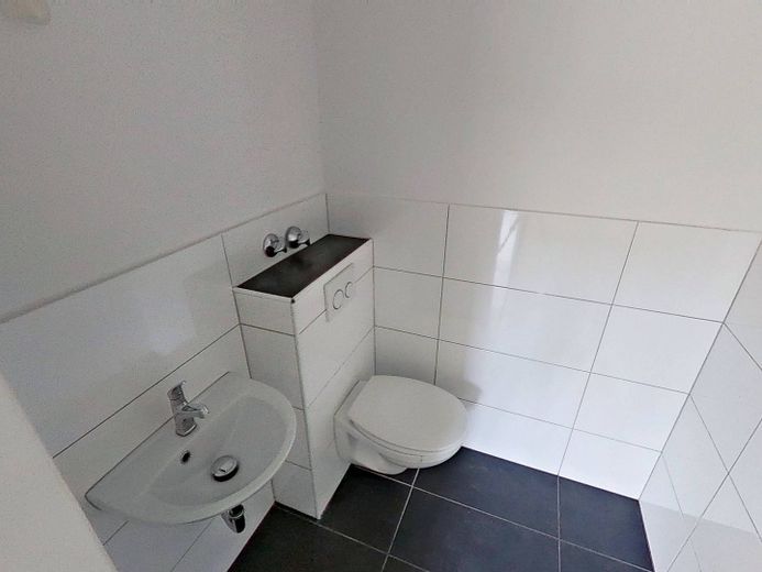 Modern konzipiertes 3-Zi.-Apartment mit BALKON und Wannenbad in Duisburg-Marxloh – Separates WC