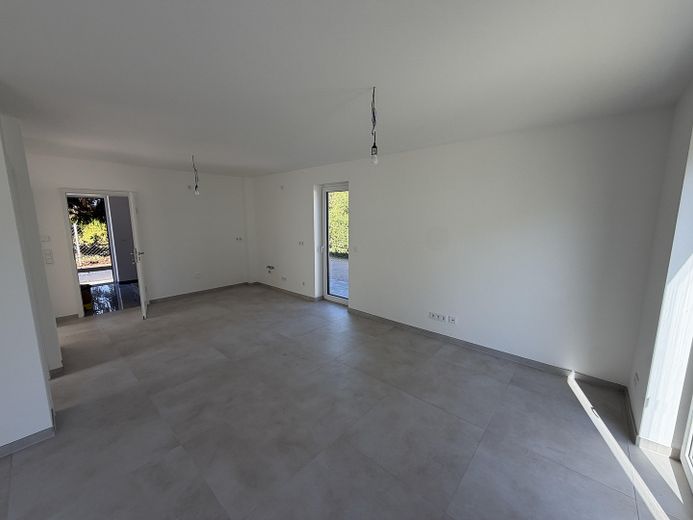 Élégant appartement de 2 pièces avec jardin privatif et équipements modernes – Wohnzimmer Essbereich-Küche