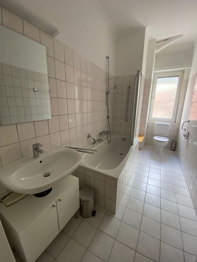 Luminoso appartamento di 2 locali in affitto nel centro città – Badezimmer