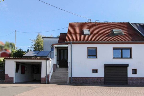 Charmantes Zuhause mit eigenem Garten, Terrasse und Garage in Schiffweiler