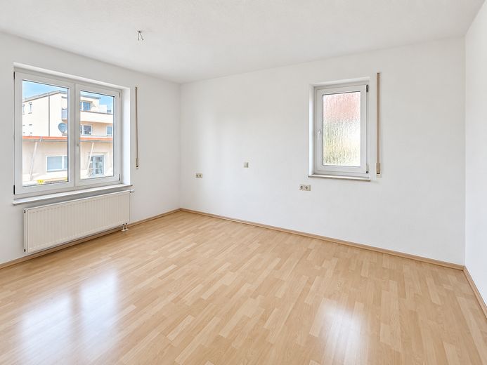 Steinheim'de balkonlu ve park yerli aydınlık 4 odalı daire – Fotoğraf 3