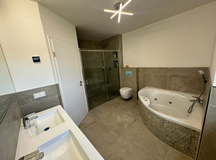 Modernes, großzügiges Einfamilienhaus mit Einliegerwohnung und Garage am Waldrand – Badezimmer