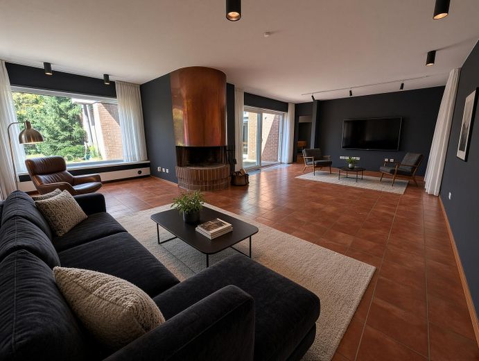 Bungalow de arquitecto con piscina cubierta en Limburgerhof – Wohnzimmer mit Kamin KI
