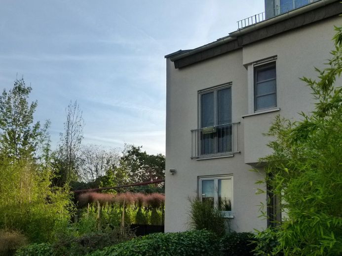 Sonniges Reihenendhaus mit Atelier - ruhige, familienfreundliche Lage, Garten & Blick über Skyline – Vorderansicht Haus Ost
