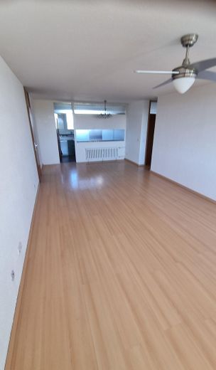 Wohnung mit grandioser Aussicht im 8.OG zu verkaufen – Wohnzimmer + Essecke 2