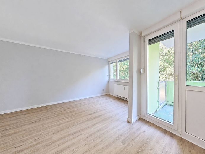 Moderno e luminoso appartamento di 3 locali con BALCONE e cucina componibile – Titelbild