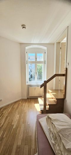 ruhige und helle 2-Zimmer-Wohnung in Toplage, bezugsfrei – Innentreppe Bild 2