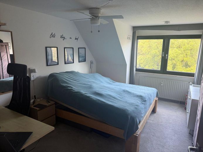 Maisonette di 5,5 locali con ampio soppalco, terrazza sul tetto e vista panoramica su Wülfrath - senza commissioni – Schlafzimmer