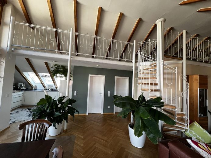 Außergewöhnliche Wohnung mit 187qm Grundfläche, Dachterrasse und Südbalkon – Wohnzimmer mit Galerie