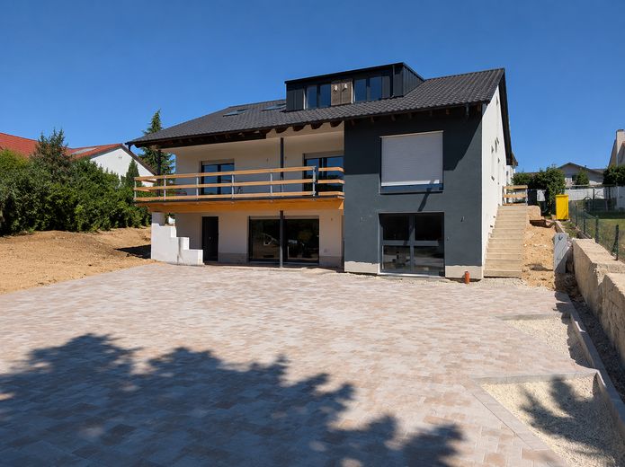 2-Zimmer-Maisonette-Wohnung (81m²) in Kösching mit Balkon (Erstbezug nach Kernsanierung) – Außenansicht 1