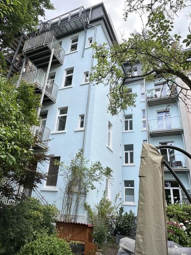 Hofseite mit neuer Balkonanlag