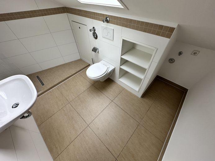 Bright 2-room attic apartment with fitted kitchen in a central location – Badezimmer