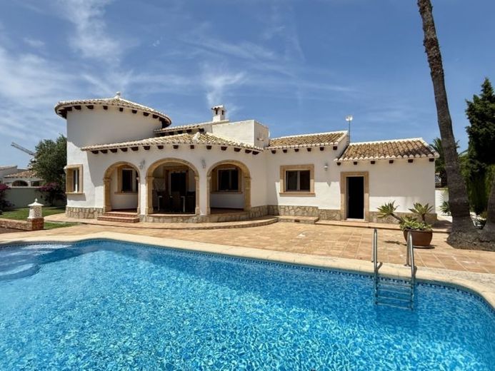 Einzigartige Traumvilla nahe Denia mit großem Eckgrundstück nur wenige Gehminuten vom Meer entfernt – Foto 1
