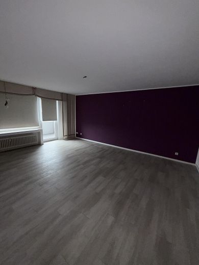 Balkonlu ve iyi ulaşım bağlantılarına sahip 2 odalı daire (63m²) – Wohnzimmer