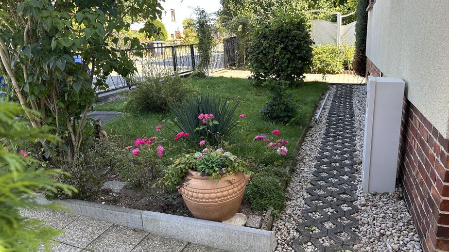 Eigenheim am SW-Stadtrand mit schönem Garten – Vorgarten