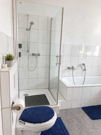 114 m² Loftwohnung mit hohen Decken, Einbauküche, Balkon & Garage – zentral in Pforzheim – Badezimmer