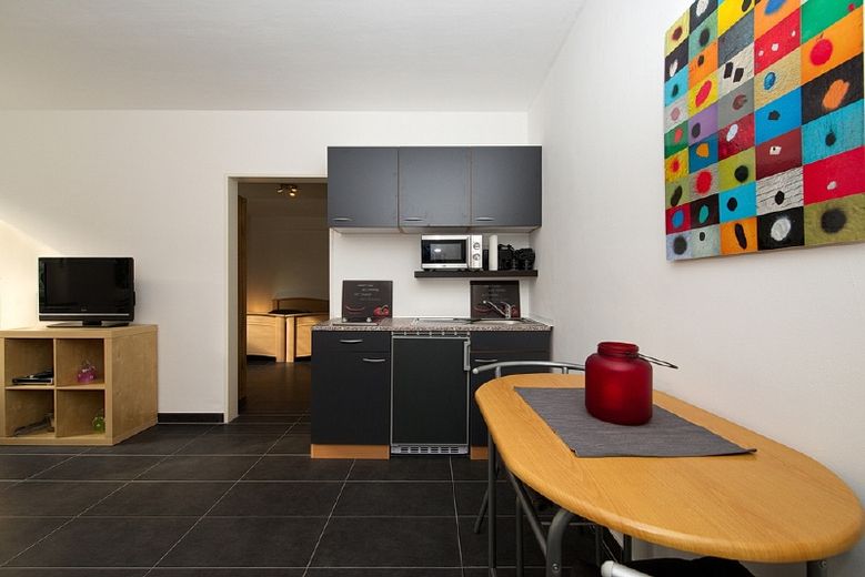 Ansprechend und neu eingerichtete Wohnung in guter Lage und mit kleinem Terrassensitzplatz – fe4a3f0053854127e65fd046fae8ec00e0f495e4.jpg
