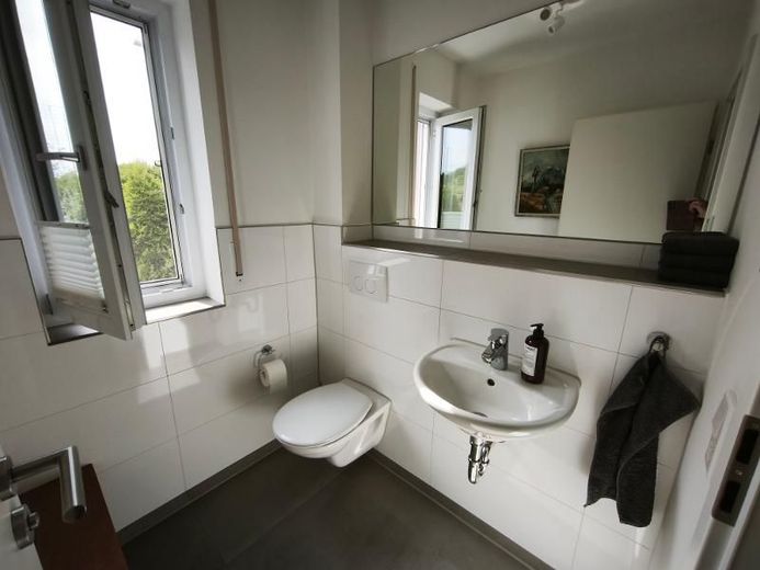 3 Zi. Wohnung (möbliert) im EG mit Terrasse, Carport und Stellplatz – Gäste-WC